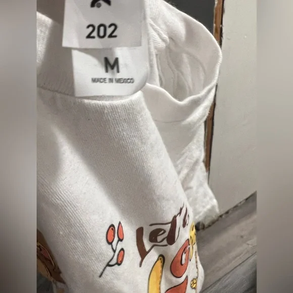 🌱🦢4 FOR $15!🦢🌱 White Graphic Tee with Turkey Print - Picture 3 of 3